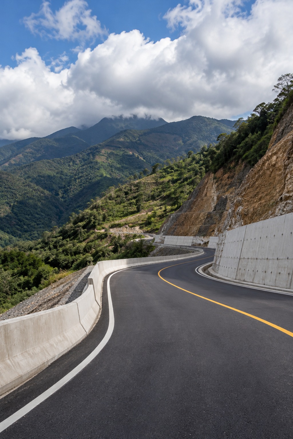 Carretera de montaña con muros de contención
